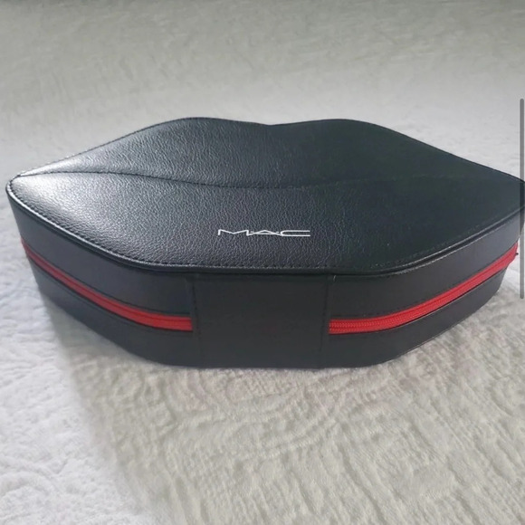 MAC Limited Edition Lip-Shaped Case - Picture 3 of 5